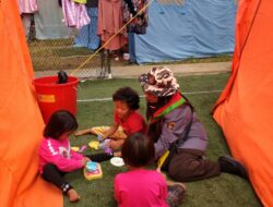CATATAN KECIL KA EVA LATHIFAH DARI TENDA PENGUNGSIAN DI MENDALA