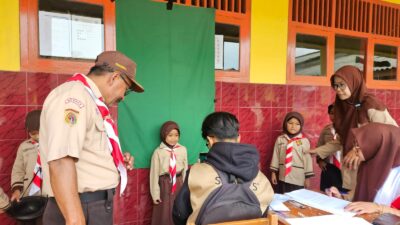 PEMOTRETAN KTA AYOPRAMUKA KWARNAS DI SDN WANAREJA 01 DIIKUTI 378 ANGGOTA