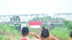 BENDERA MERAH PUTIH RAKSASA BERKIBAR DI BUMI ANGKAWIJAYA LOSARI