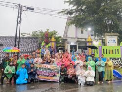 DI BAWAH GUYURAN HUJAN PRAMUKA SMAN 1 SALEM TETAP SEMANGAT BERBAGI DI BULAN RAMADHAN