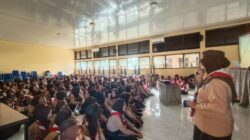 KAK DRA. EVA LATIFHAH, M.A GEMBLENG TAMU AMBALAN GUDEP SMA 1 BANTARKAWUNG