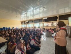 KAK DRA. EVA LATIFHAH, M.A GEMBLENG TAMU AMBALAN GUDEP SMA 1 BANTARKAWUNG