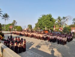 SMP N 1 SIRAMPOG LAKSANAKAN UPACARA HARI PRAMUKA KE 65