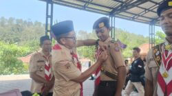 LIMA ANGGOTA PRAMUKA PENEGAK GUDEP SMA NEGGERI 1 PAGUYANGAN MENERIMA PENGANUGERAHAN TANDA PENGHARGAAN LENCANA TELADAN