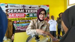 PRAMULI KWARDA JATENG DAN KWARCAB BREBES SERAHKAN BANTUAN KEPADA KORBAN BENCANA TANAH BERGERAK DI SRIDADI DAN KORBAN BANJIR DI BUMIAYU
